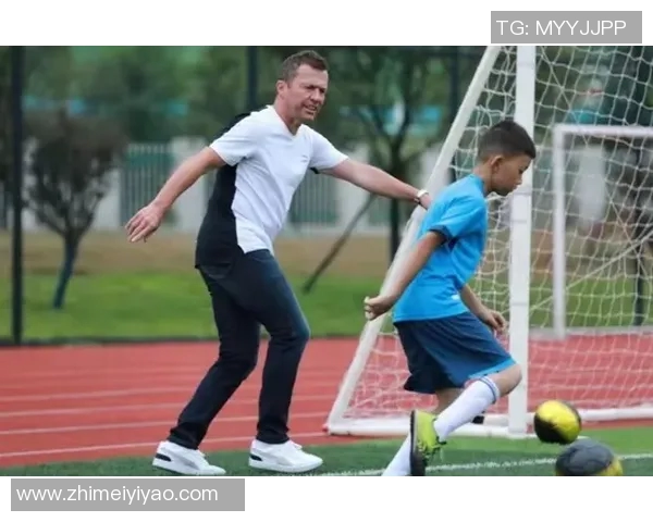 足球明星训练服时尚潮流解析运动员如何通过训练服展现个性与风格